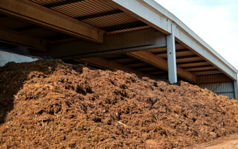 Compost almacenado en terreno rural vallado.